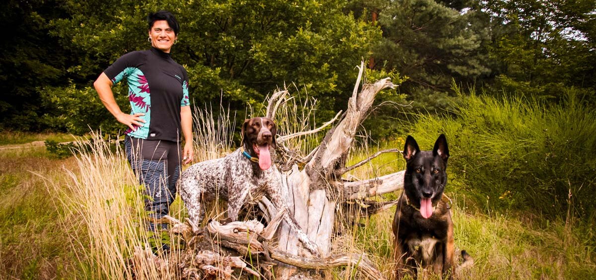 Hundetrainerin Solvia Di Jorio mit ihren Hunden Django und Silas im Wald bei St. Leon Rot